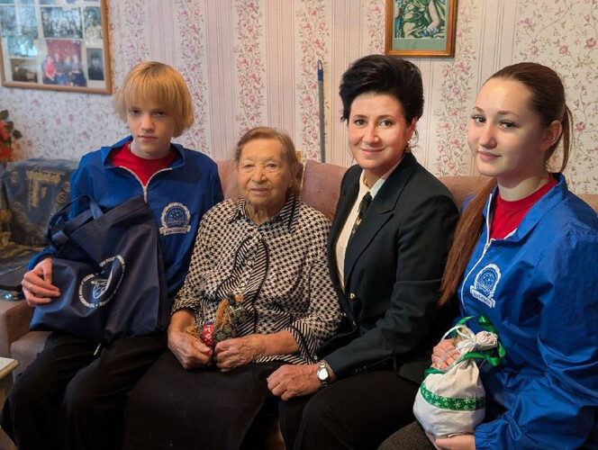 «Диалог поколений»: волонтёры доставляют подарки участникам Великой Отечественной.